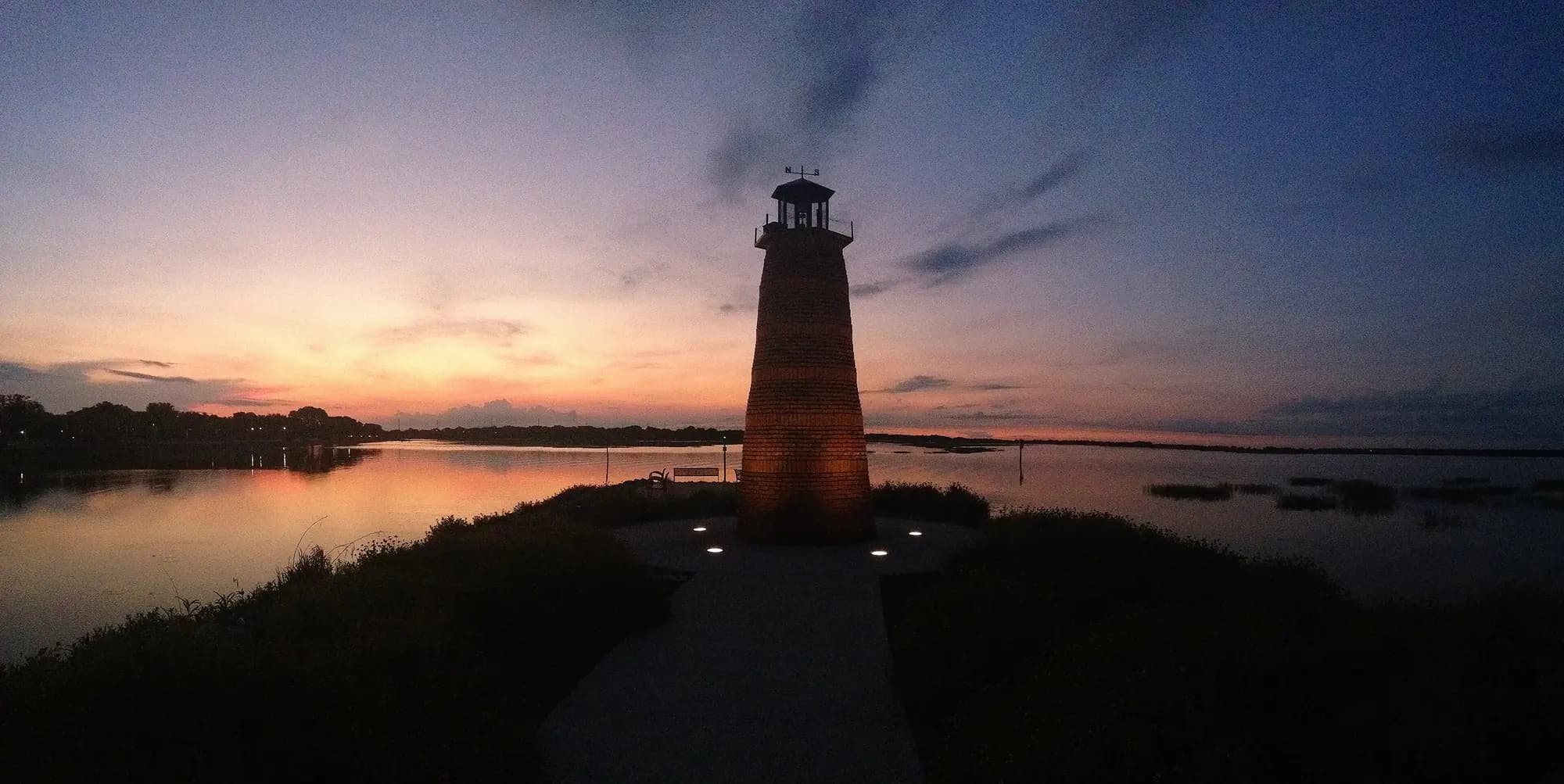 Amanecer sobre el lago Tohopekaliga en el frente del lago de Kissimmee